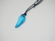Zawieszka niebieski kryształ w kształcie wilczego kła 