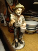 Mężczyzna z papugą, figurka