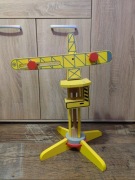 Dźwig drewniany żuraw budowlany  zabawkowy obrotowy