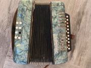 Akordeon dziecięcy guzikowy WELTMAISTER 8basów 26x26x14 cm do naprawy