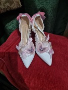 Białe eleganckie buty szpilki damskie z motylkami rozmiar 39