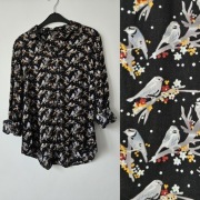 Czarna koszula ptaki kwiatki kolory