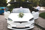 Tesla model X Wynajem na Wesele lub inne uroczyst.