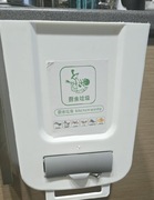 WISZĄCY SKŁADANY KOSZ NA ŚMIECI ODPADKI KUCHENNE NA DRZWI SZAFKI 10L AG240H