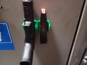 Magnetyczny uchwyt na pistolet i magazynek do szafy S1 organizer