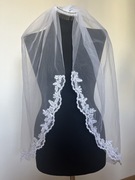 Biały welon ślubny, weselny; koronka z cekinami 90 cm; grzebyk