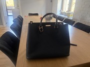 Czarna torebka typu shopper do ręki 