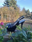 GUESS luksusowe szpilki czarne lakierowane z klamrą logo 37.5 / 38 