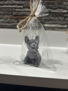 ŚWIECZKA OZDOBNA  W KSZTAŁCIE PIESKA 25 GR - czarny.