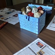 Pudełko na kości w formie skrzyni - idealna ochrona Twoich skarbów