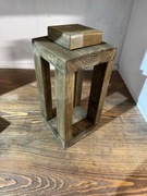 Drewniany lampion w ciemnym kolorze – dekoracja do świec