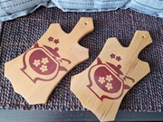 Dwie deski drewniane do krojenia, ozdobne