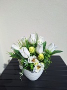 Wiosenna kompozycja z białymi tulipanami, Stroik wiosenny