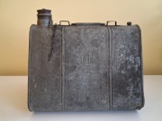 Niemiecki stary trójkątny kanister 10l