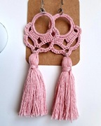Kolczyki z chwostami w pudrowym różu wykonane na szydełku 