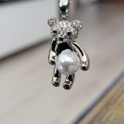 Naszyjnik miś Teddy kolor srebrny.