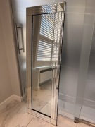 Eleganckie lustro stojące glamour z lustrzaną ramą