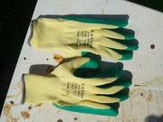 Rękawice budowlane wykorzystywane do przenoszenia bLachy na dach np.