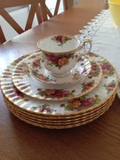 Porcelana Royal Albert Old Country Roses kolekcjonerska