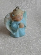 Figurka - modlący się aniołek - wysokość 3,5 cm