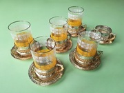 Zestaw 5 szklanek w metalowych koszyczkach z podstawkami PRL