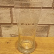 szklankę z do piwa marki Warka.