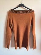 Karmelowy wiosenny sweter M&V z greckim wzorem – Rozmiar S/M