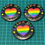 Przypinka serce z flaga LGBT 59mm