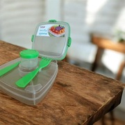 Plastikowe pudełko opakowanie Sistema do sałatek kubełek na sos sztućce