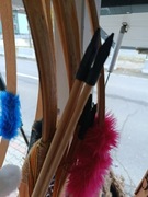 Łuk z ozdobą indiańska pióropuszem różowy lub niebieski albo czarny