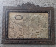 Stara mapa świata w drewnianej ramie