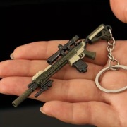 REALISTYCZNY BRELOK DO KLUCZY KARABIN 