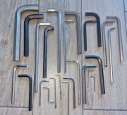 MIX narzędzi - imbusy - szczypce 2 pary - śrubokręt - grzechotka 4 nasadki