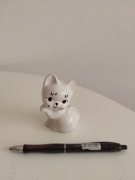 Biała ceramiczna figurka kota 