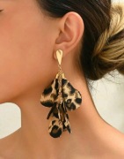 Kolczyki wiszące płatki materiałowe kolor panterki ze złotą łezką 