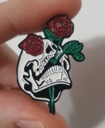 Przypinka pin czacha czaszka z różą kolekcjonerska 