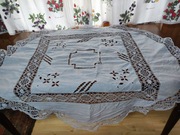 Obrus z haftem i koronką śr.120