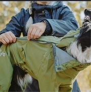 Przeciwdeszczowy kombinezon dla psa Hurtta Bare r55