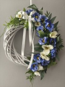 Ręcznie zdobiony wianek na drzwi z niebiesko białymi anemonami