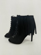 Nowe czarne botki z frędzlami i odkrytymi palcami