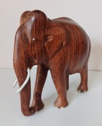Figurka słonia z drewna, wysokość 20,5 cm