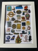 Przypinki  różne /pins/ 37 szt w ramce 