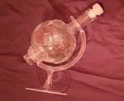 Szklana karafka globus