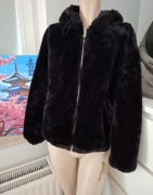 M 38 czarna kurtka futrzana z futerkiem z kapturem czarne sztuczne futro