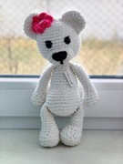 Mały miś wykonany ręcznie z włóczki