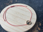 bransoletka na czerwonym sznurku z sercem i kamieniami naturalnymi