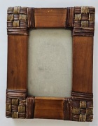 Drewniana ramka vintage z ozdobnym wykończeniem – boho klimat!