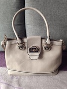 Torebka damska koloru beżowego można nosić w ręce i na ramieniu