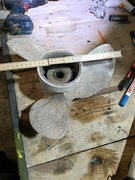 Śruba napędowa silnika zaburtowego 30 cm średnicy 