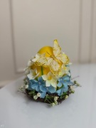 Jajko wielkanocne z kwiatami i motylkiem 